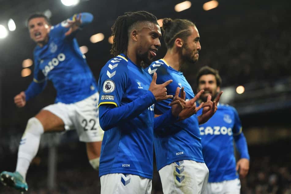 Invasão, expulsão e gol no final: Everton vence o Newcastle em um jogo maluco na Premier League