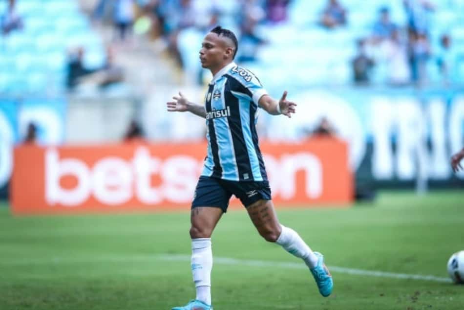 Janderson sofre corte no supercílio e deixa treino do Grêmio mais cedo