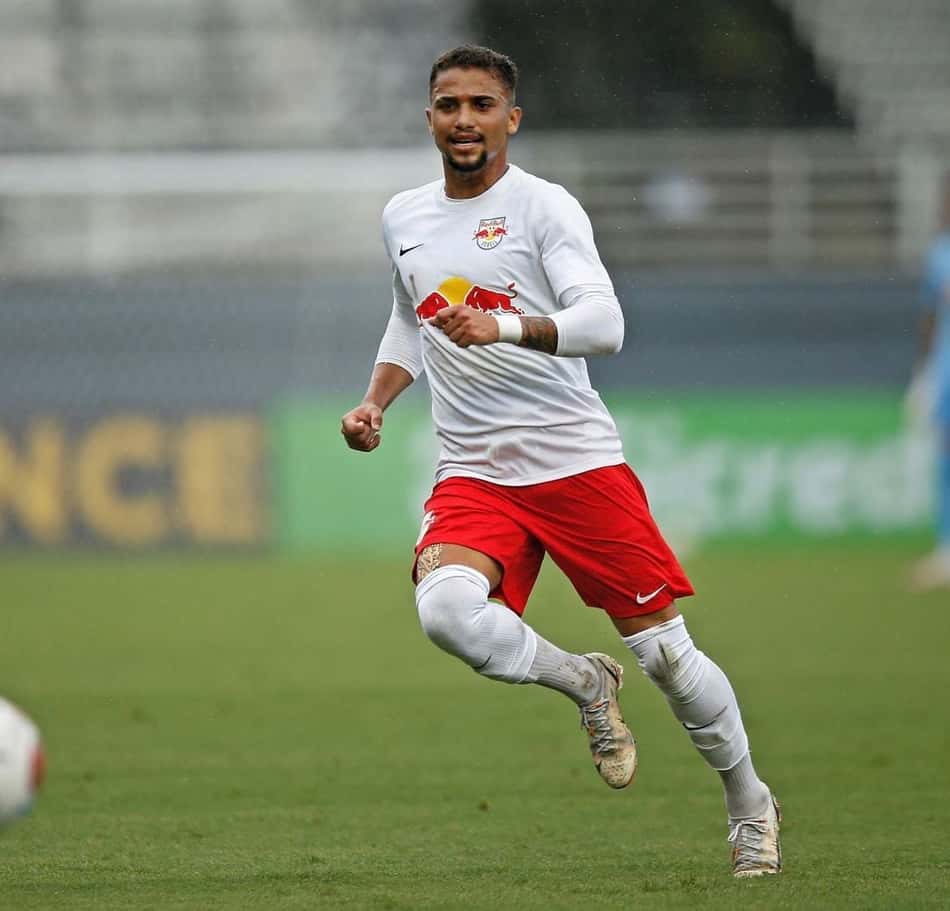 Emprestado pelo Bragantino ao Red Bull Brasil, Luis Gustavo se aventura no e-Sports