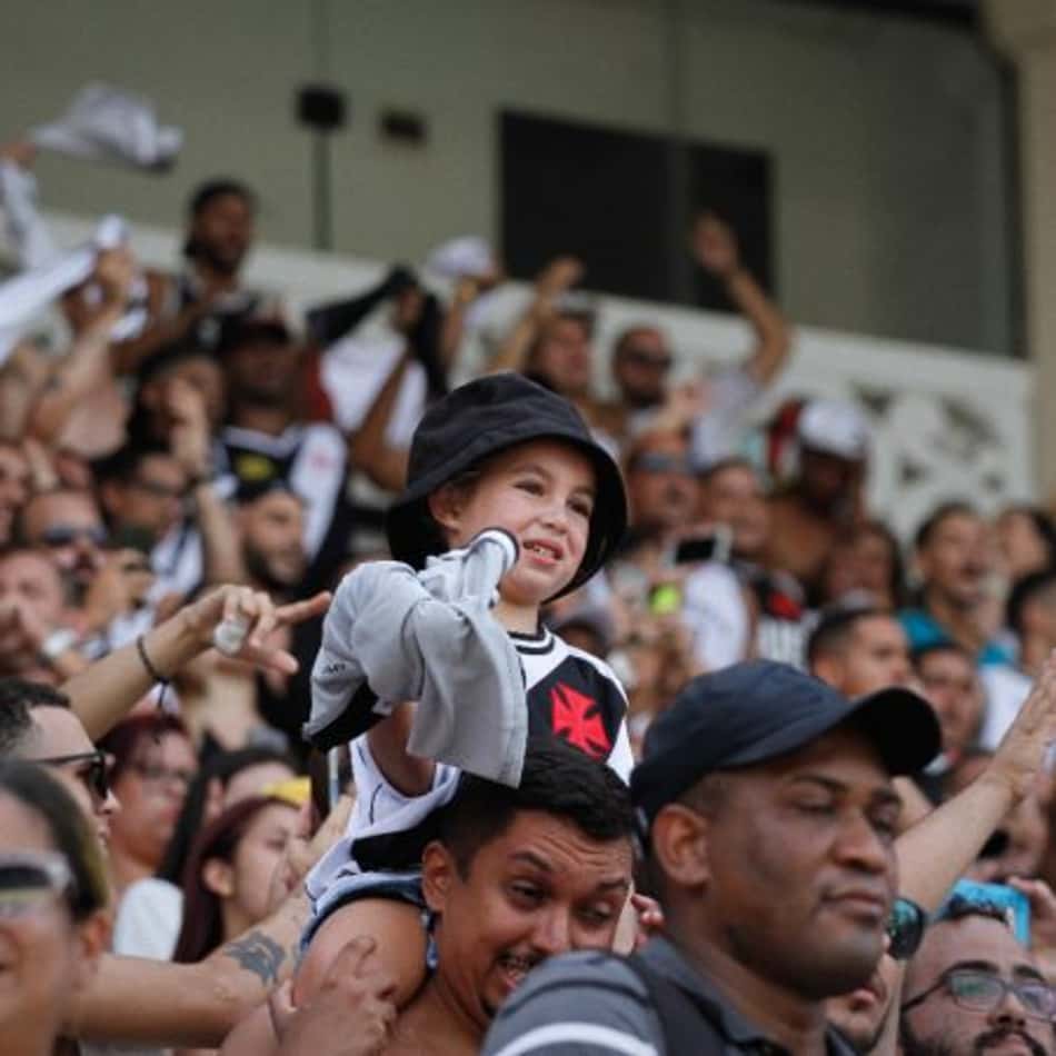 Rivalidade na web: torcedores do Flamengo ironizam público em treino aberto do Vasco