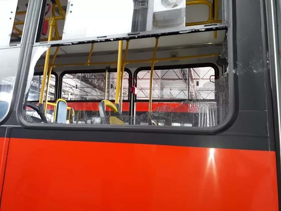 Briga entre torcedores de Athletico e Coritiba depreda ônibus