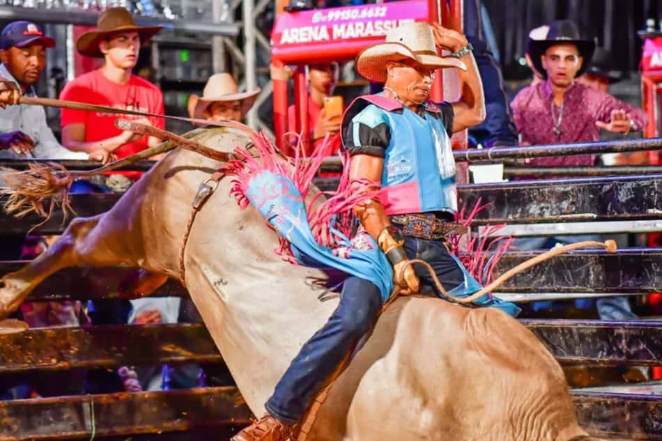 Peão morre após cair e ser atingido por touro durante rodeio em São Paulo