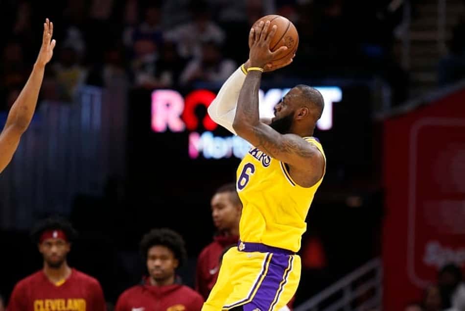 "Em casa", LeBron faz triplo-duplo e Lakers bate Cavaliers