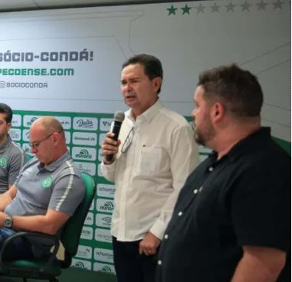 Reformulação! Diretor de futebol, Carlos Eiki Baptista é desligado da Chapecoense