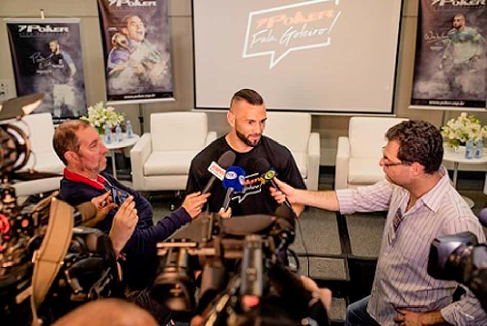 Poker homenageará goleiro amador mais criativo em evento com craques patrocinados pela marca
