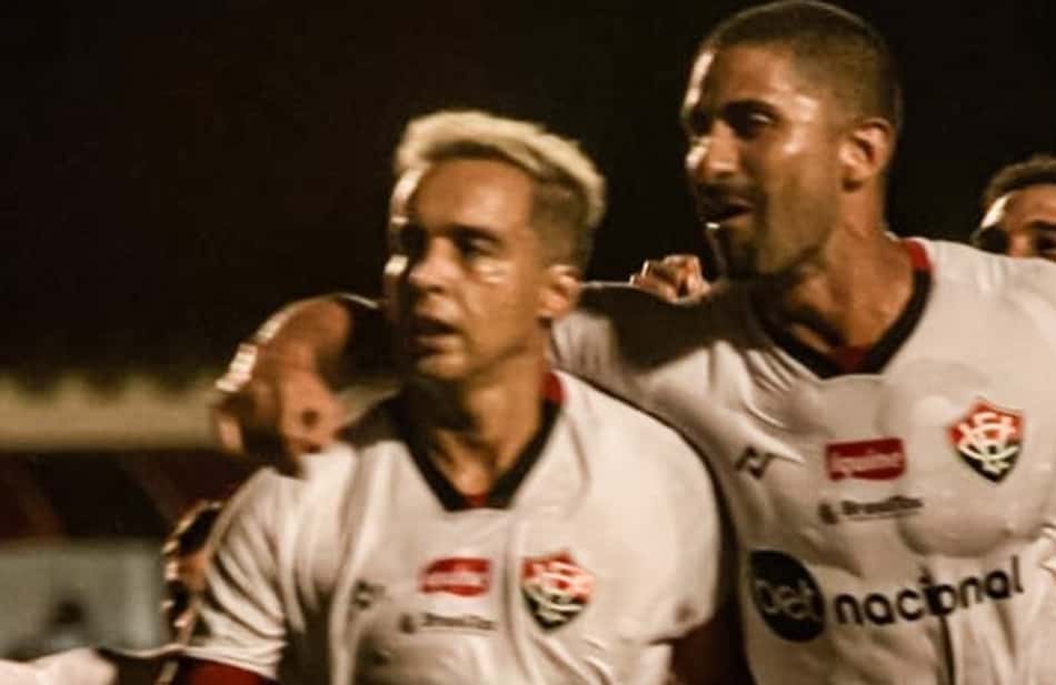 Com gols no apagar das luzes, Vitória vence Glória e avança na Copa do Brasil