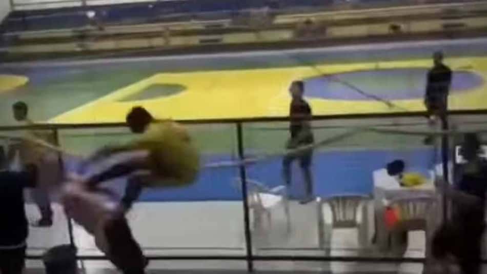 Pancadaria! Partida de futsal termina em briga no Tocantins com jogador levando voadora fora da quadra