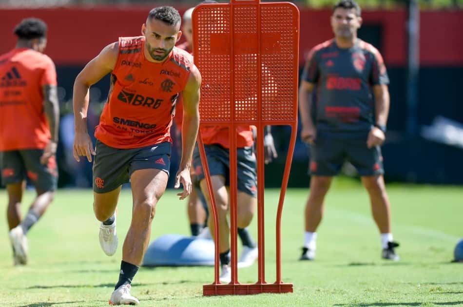 VÍDEO: Thiago Maia faz um golaço de primeira no treino do Flamengo; assista