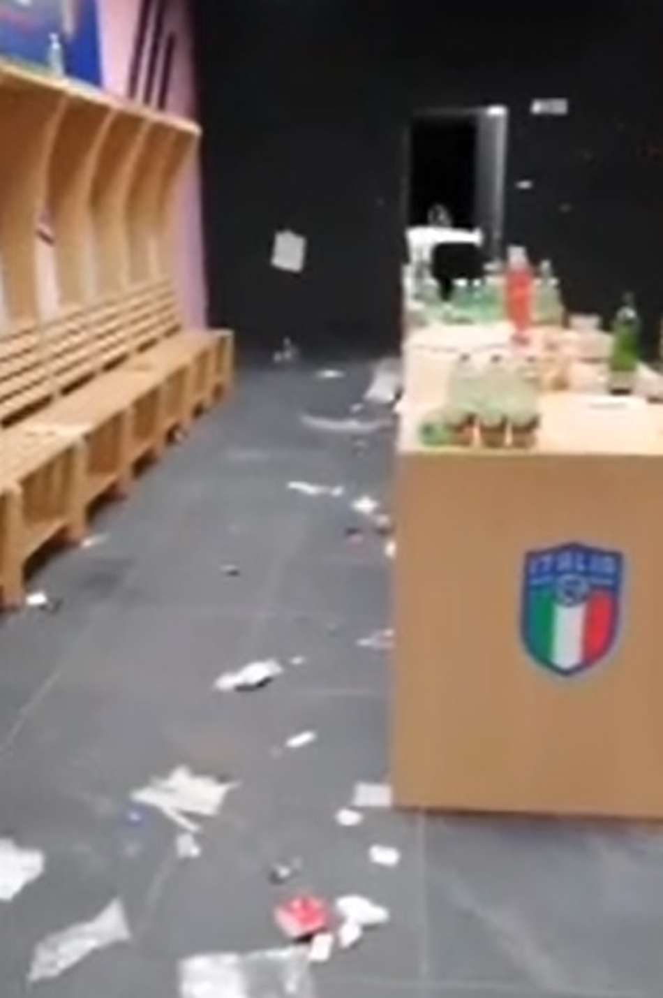 VÍDEO: Muita sujeira! Vestiário da Itália fica cheio de lixo após vexame, e jornal critica: 'Desrespeito'