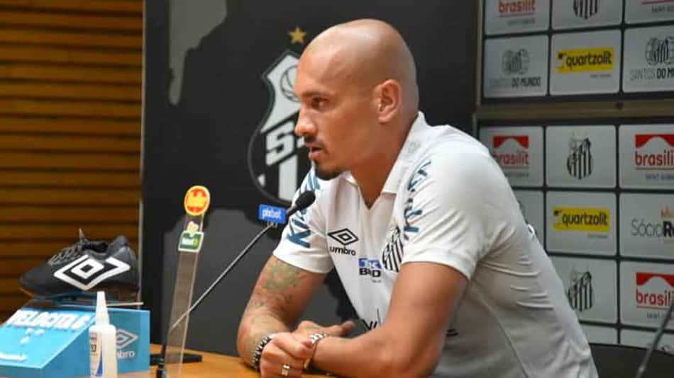 Maicon tem lesão muscular e irá desfalcar o Santos nos próximos jogos