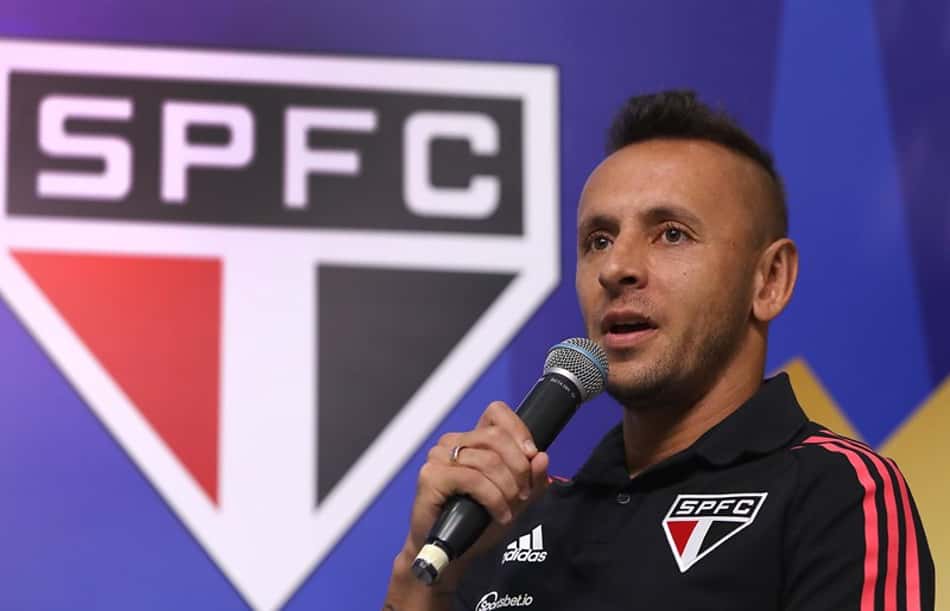 Rafinha destaca trabalho de Rogério Ceni no São Paulo e ressalta importância da torcida