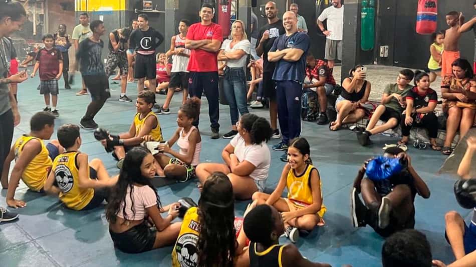 Projeto social que leva os ensinamentos do boxe a crianças e jovens do Morro da Providência recebe o apoio da deputada Major Fabiana