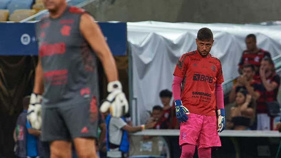 Sem espaço, Diego Alves é exposto por Paulo Sousa e vive novo atrito no Flamengo