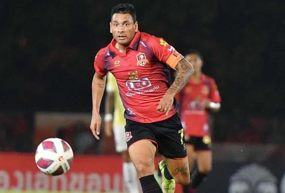 Jogador ex-Santa Cruz briga por artilharia na Ásia