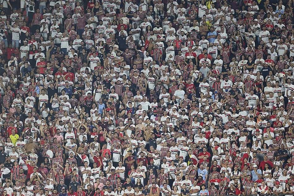 Torcida do São Paulo vai das vaias aos aplausos em noite dos garotos de Cotia no Morumbi