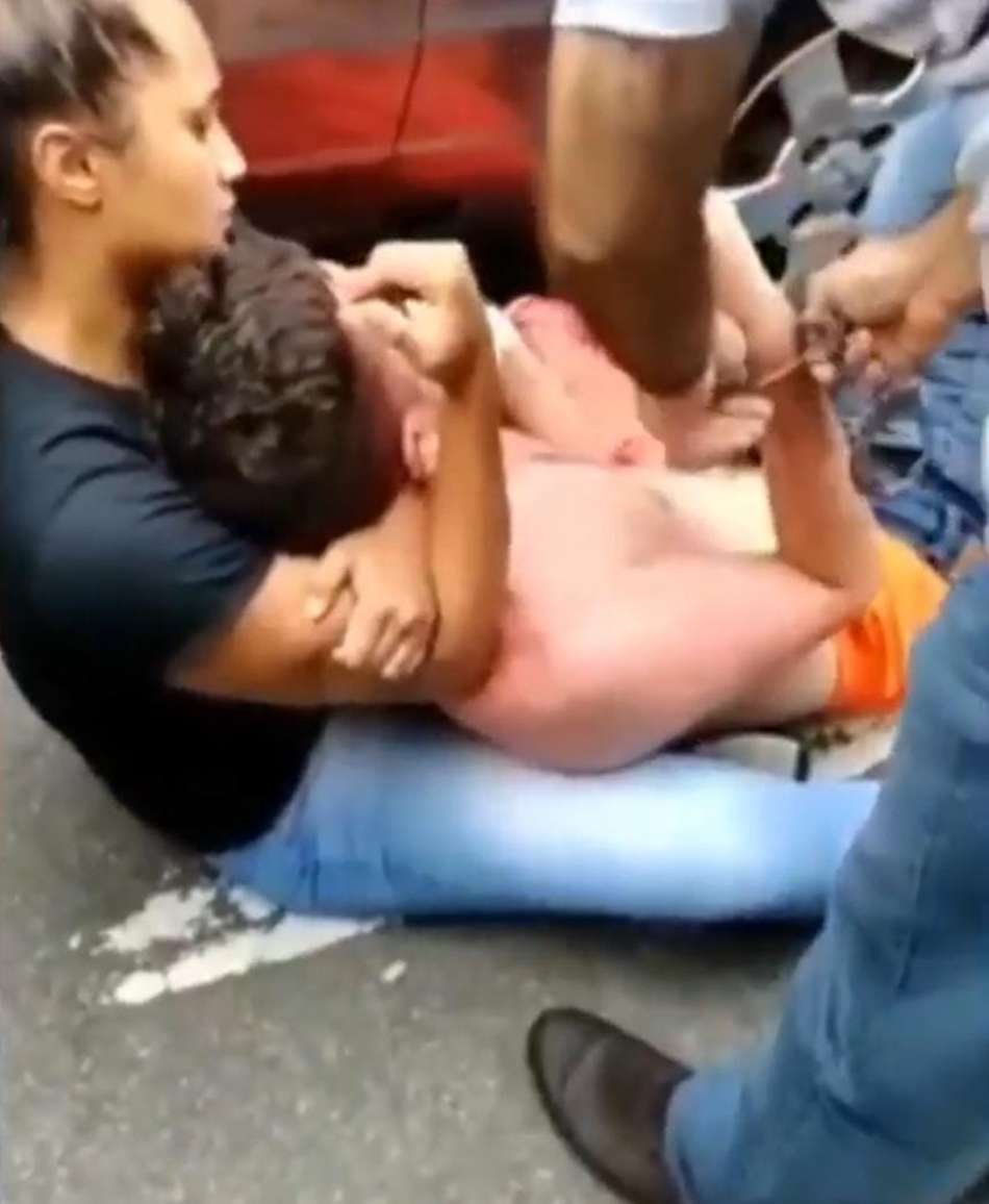 Vídeo: lutadora imobiliza ladrão com mata-leão em tentativa de assalto em Manaus