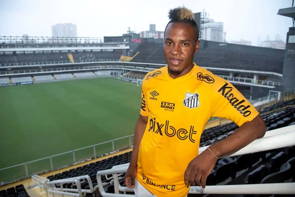 Santos solicita o retorno antecipado de Jhojan Julio para a LDU