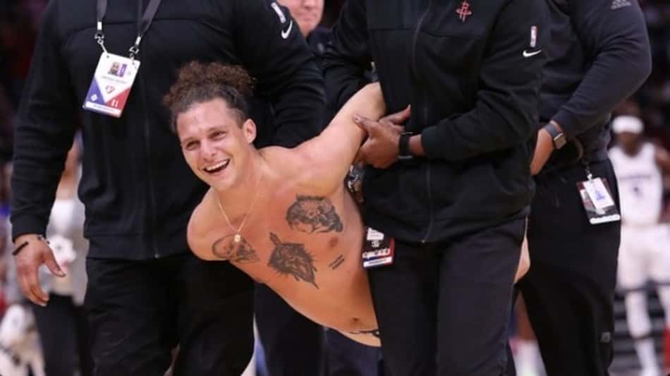 Peladão invade jogo do Rockets e causa confusão