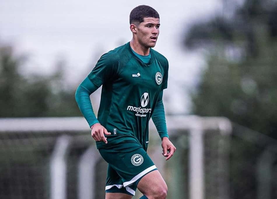 Promessa da base do Goiás, Daniel Nolasco assina primeiro contrato profissional