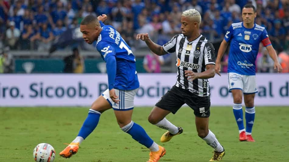 Cruzeiro e Atlético-MG disputam clássico com uniformes tradicionais