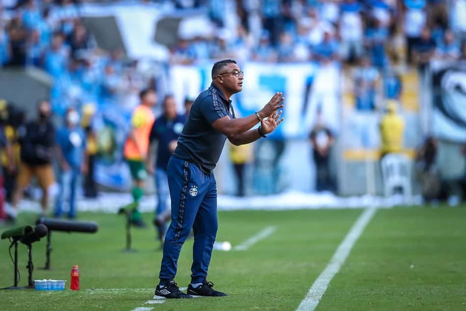 Diretor do Grêmio confirma acerto com atacante que estava no Oriente Médio