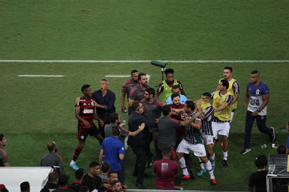 Bruno Henrique, do Flamengo, e Fred, do Fluminense, serão julgados por briga em clássico na final do Carioca