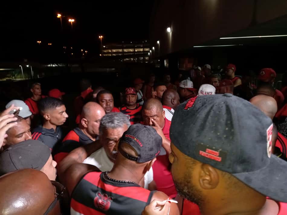 Flamengo viaja para o Peru sob protestos da torcida durante o caminho até o aeroporto