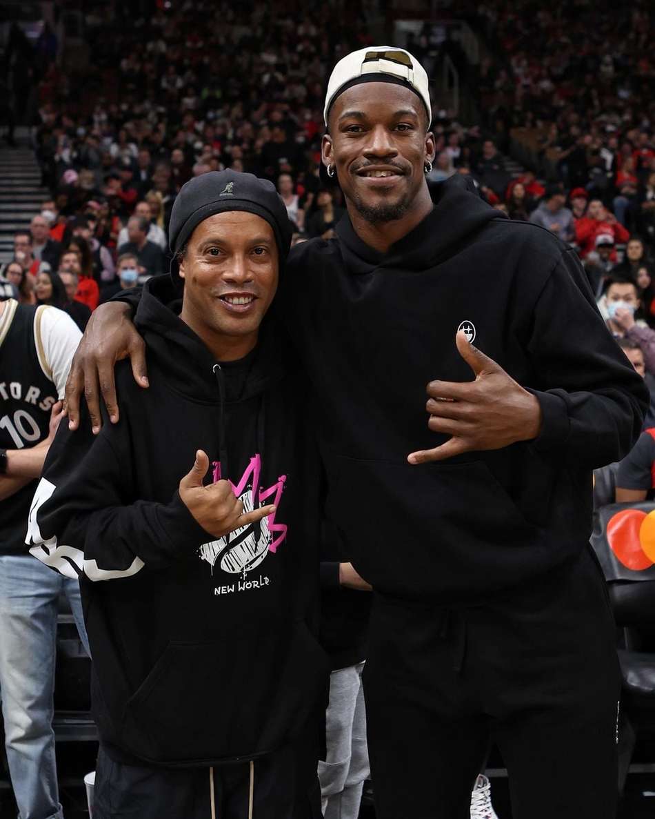 Ronaldinho é ovacionado por público durante partida da NBA