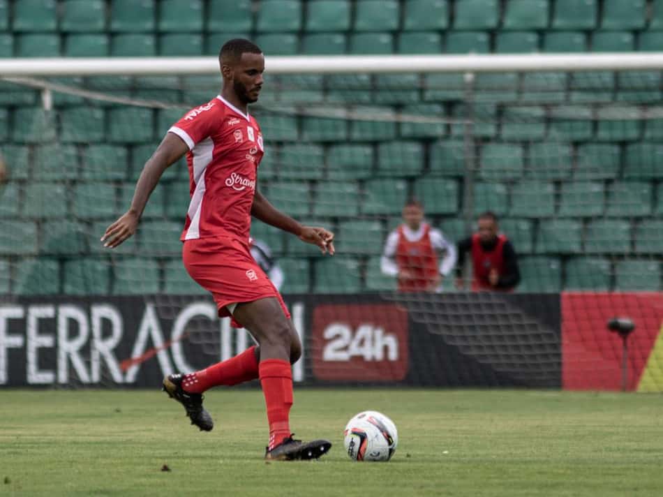 Zagueiro Kadu destaca amadurecimento no Hercílio Luz