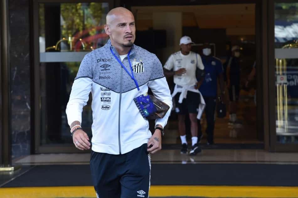 Maicon será avaliado nesta segunda, e Santos terá dois retornos diante do Internacional