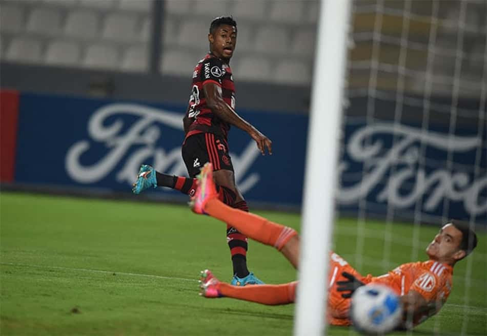 Sem jogar bem, Flamengo estreia com vitória sobre o Sporting Cristal em estreia na Libertadores