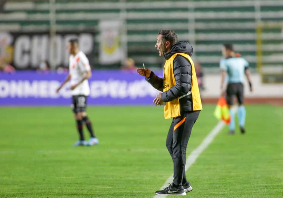 Corinthians e Vítor Pereira são advertidos por descumprirem regras da Conmebol