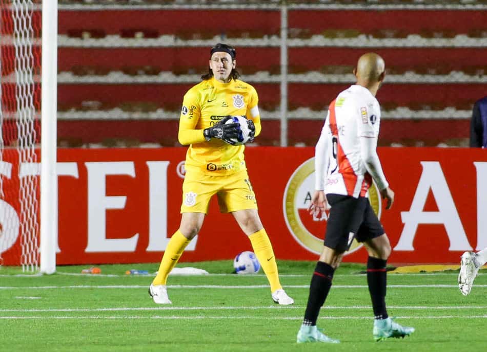 Cássio evita colocar culpa da derrota do Corinthians na altitude e cobra mudanças: 'Precisamos evoluir'