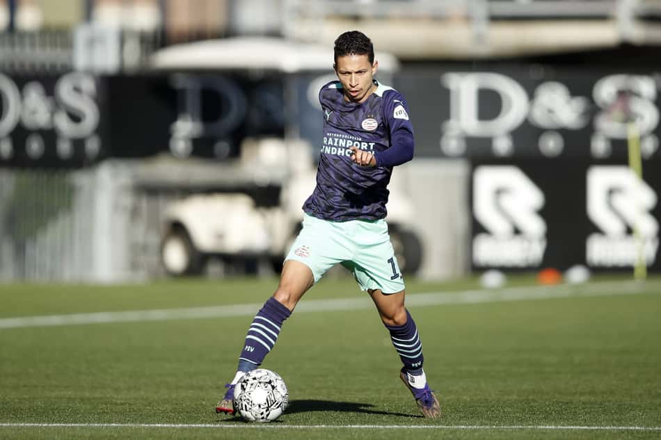 Lateral do PSV, Mauro Junior prevê desafio duro contra o Leicester pela Conference League: 'Esperamos um jogo difícil!'