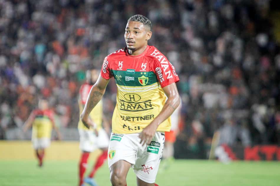 Fernandinho faz autocrítica e projeta estreia na Série B: 'Ser ofensivo'