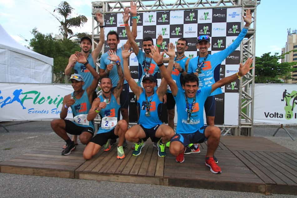Equipe Monstro F3 comemora o título de campeã geral do Revezamento Volta à Ilha. (Foco Radical/Divulgação)