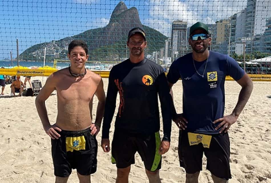 Campeão olímpico no vôlei de praia, Ricardo assume comando da dupla Evandro e Álvaro Filho