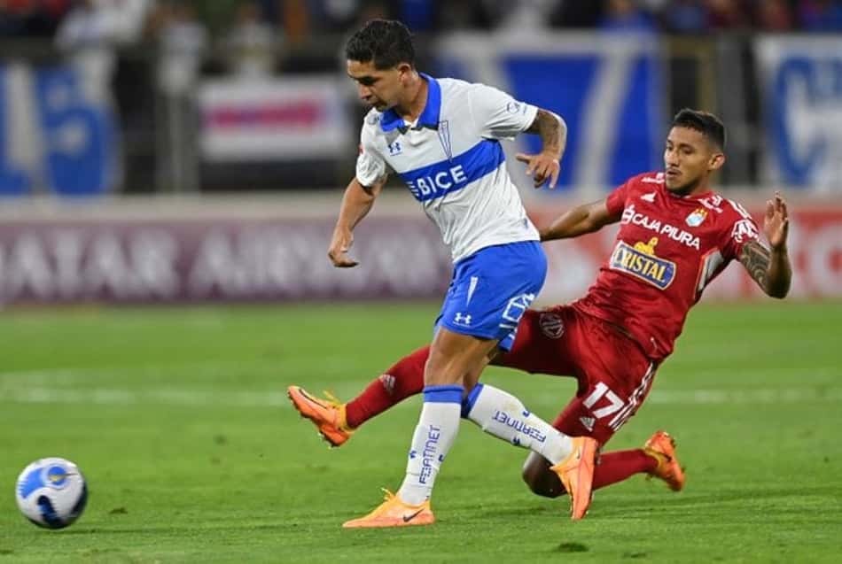Com lance bizarro da arbitragem, Católica vence Sporting Cristal pelo grupo do Flamengo na Libertadores