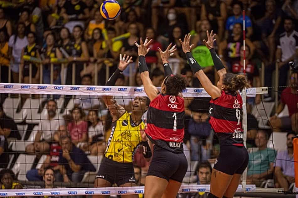 Praia Clube suporta 'caldeirão', vence o Sesc Flamengo e força jogo 3 da semifinal da Superliga