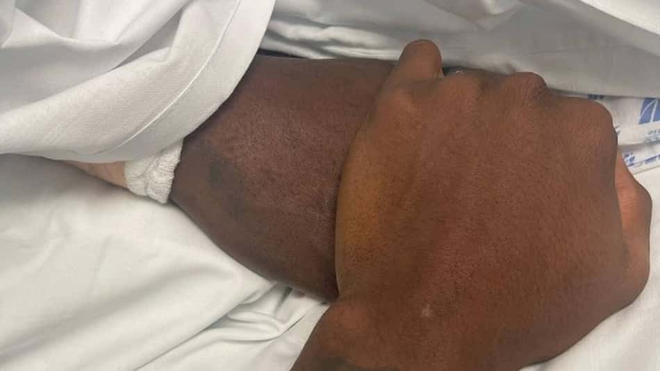 Filho de Rincón publica foto segurando mão do pai em clínica: 'Seguimos firmes'