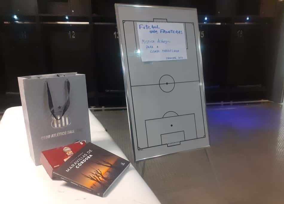 Exemplo: após derrota na Libertadores, Talleres limpa vestiário e deixa presentes para o Flamengo