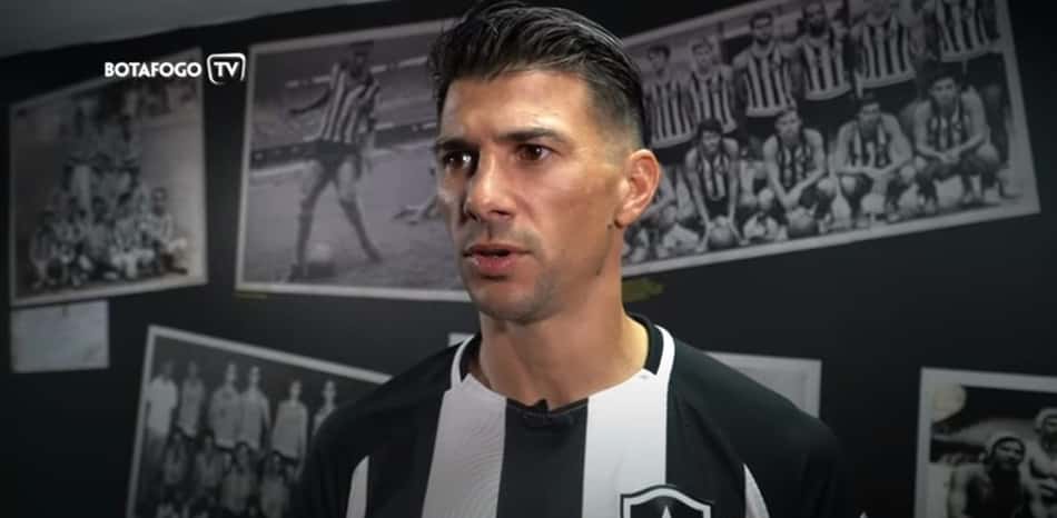 Victor Cuesta celebra acerto com o Botafogo e revela bastidores de transferência: 'Nem tive dúvida'
