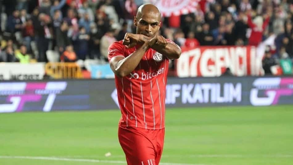 Livre no mercado, Naldo, ex-Antalyaspor, recebe sondagens de clubes espanhóis