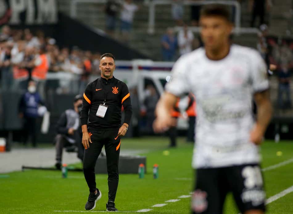 Vítor Pereira reforça necessidade de rodízio no Corinthians: 'Temos que equilibrar o time'