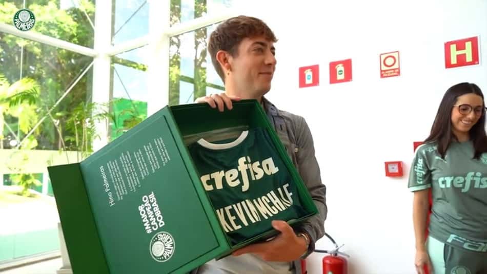 VÍDEO: Astro da série 'Glee' visita instalações do Palmeiras e se declara ao clube