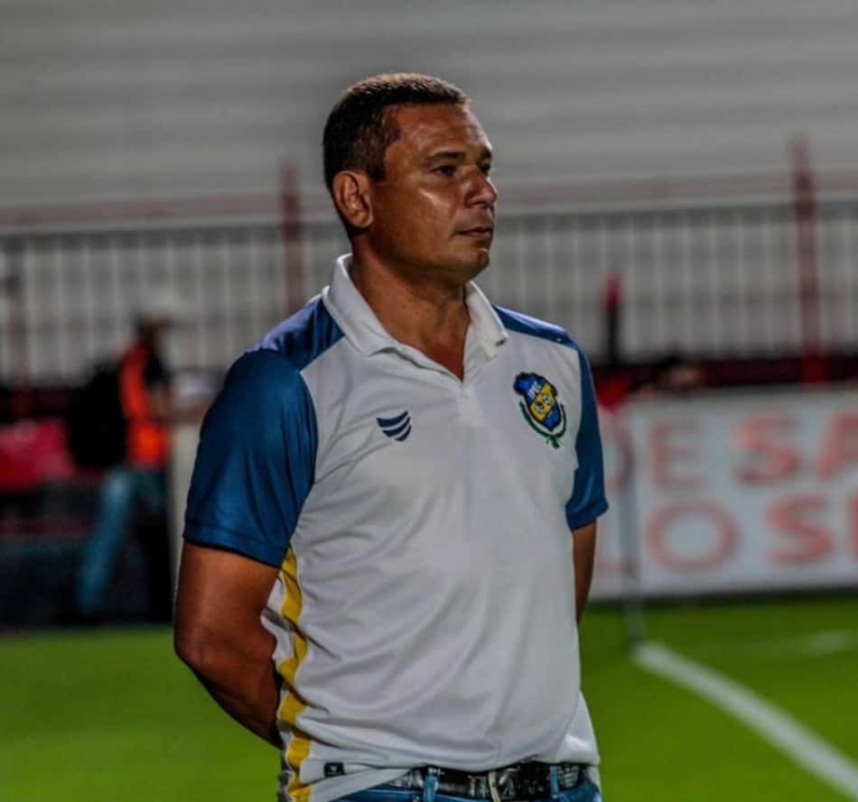 Edson Silva celebra prêmio de melhor técnico do Campeonato Goiano