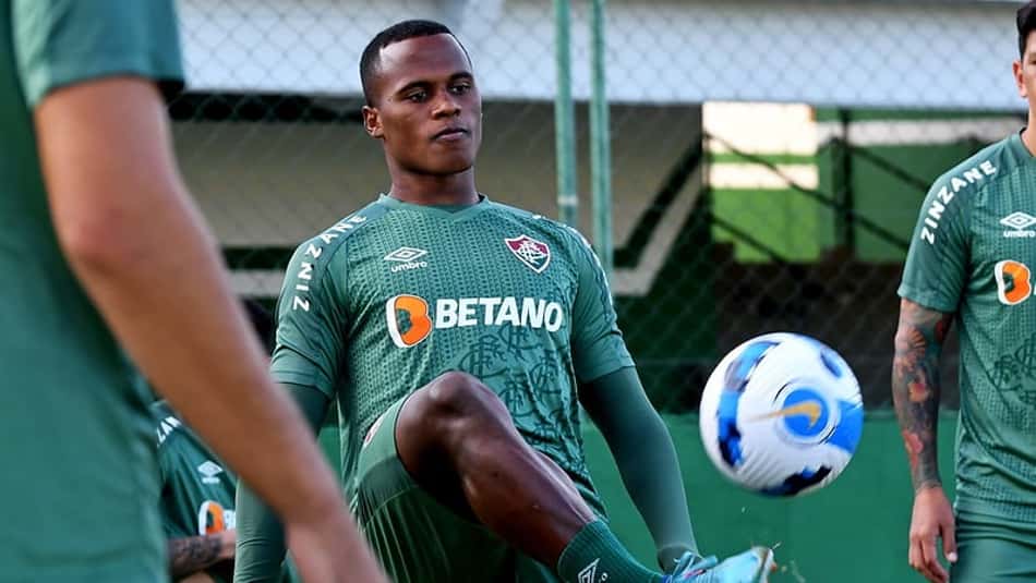 Jhon Arias volta ao Fluminense nesta terça e é opção para enfrentar o Atlético-MG