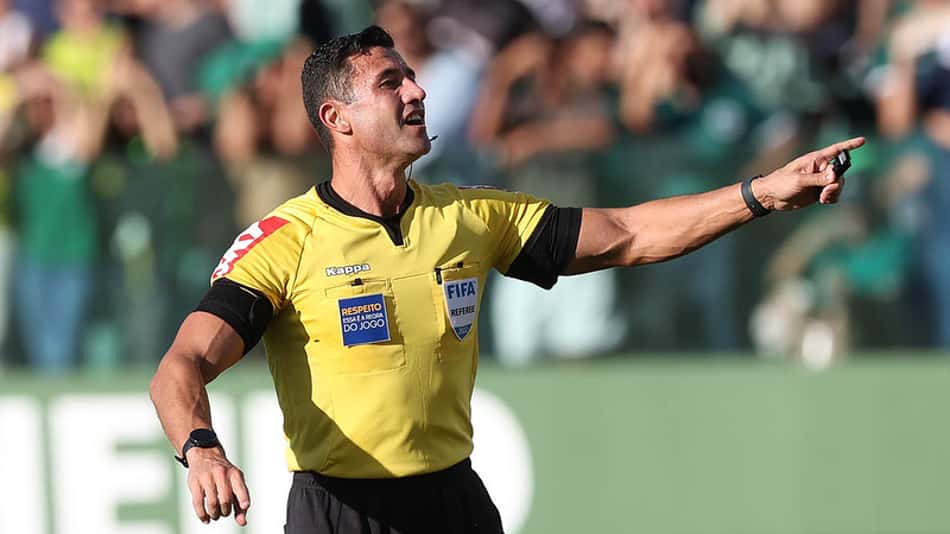 Ex-árbitros veem falta em gol do Goiás contra o Palmeiras; veja o que disseram técnicos e atletas
