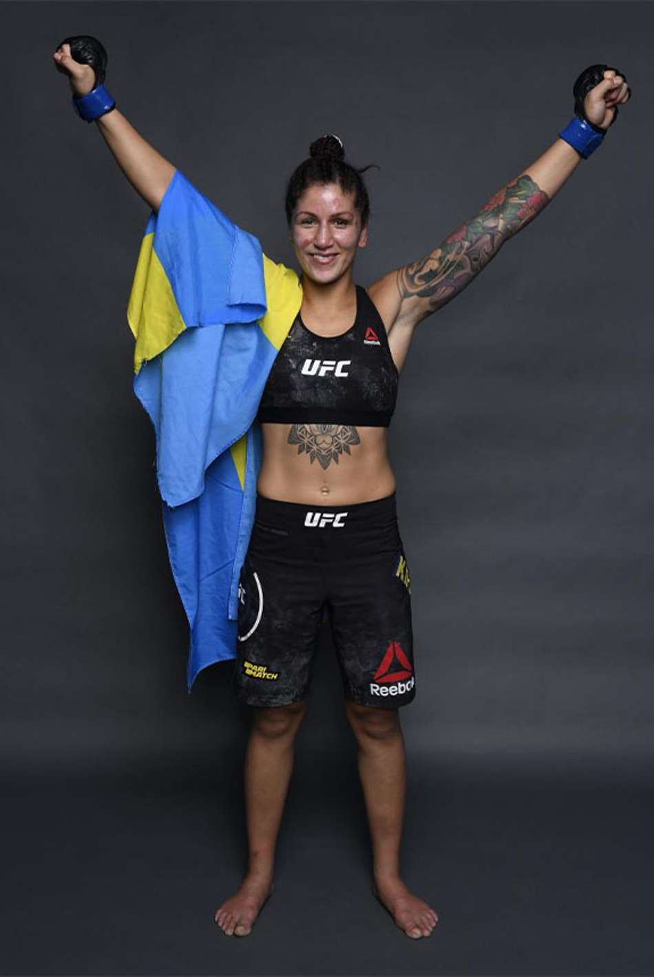 Lutadora perde dois dentes, mas vence duelo no UFC: 'Tudo sangrando'