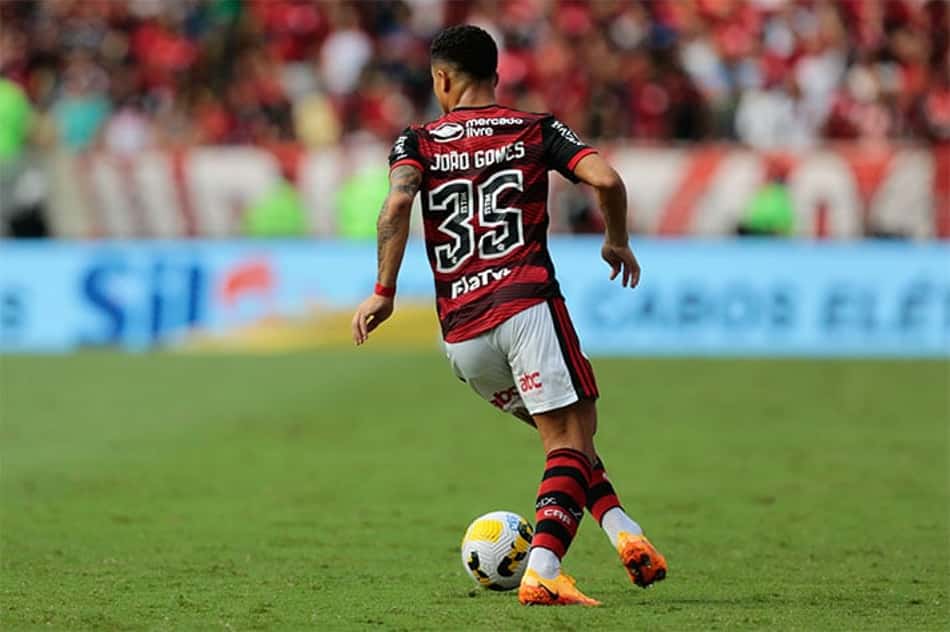 João Gomes recebe o terceiro cartão amarelo e desfalca o Flamengo contra o Santos